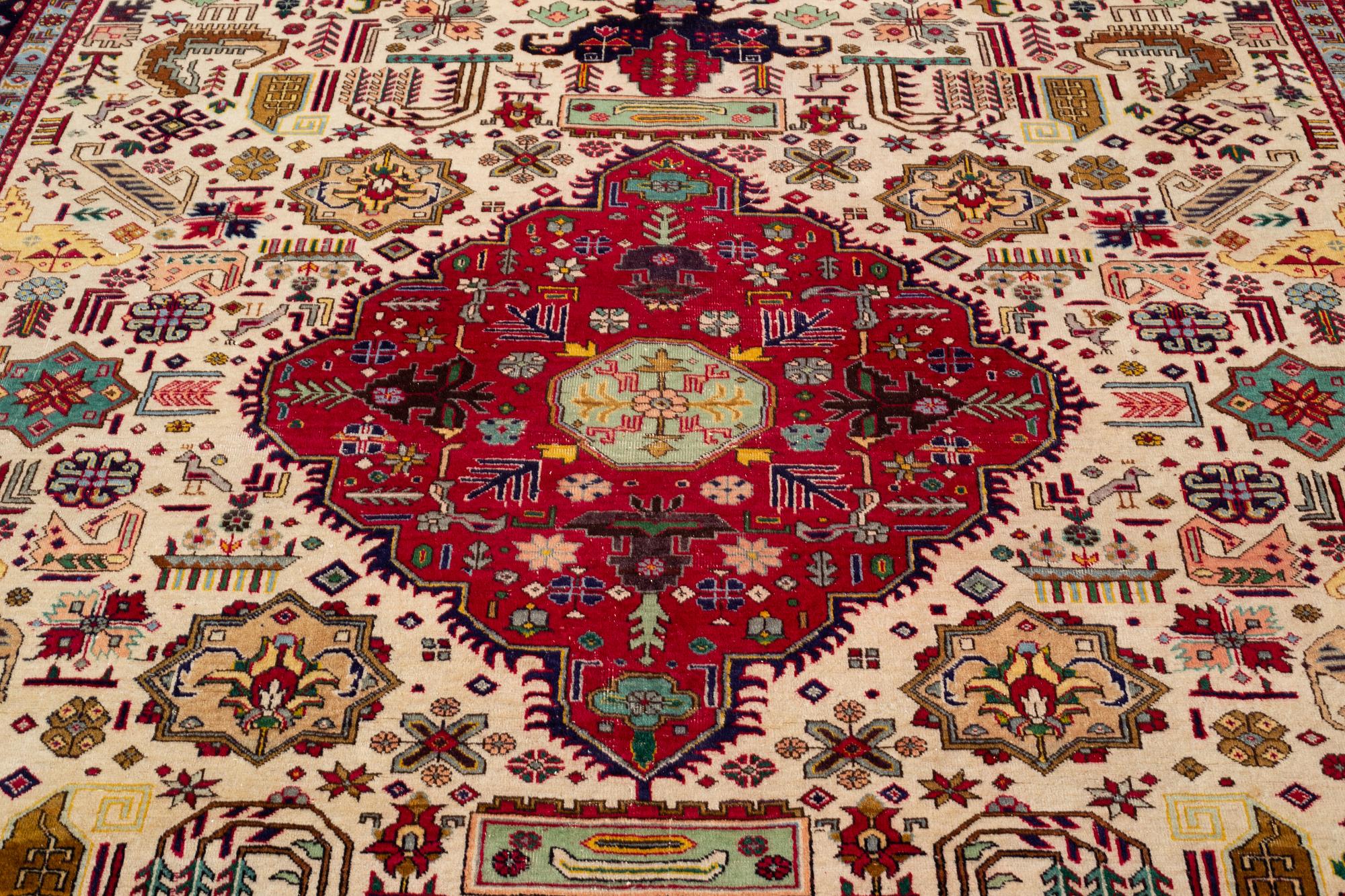 Matta, Täbris, ca 370 x 310 cm.