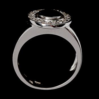 RING, 18k vitguld med briljantslipade diamanter, tot 0.30 ct enl gravyr.