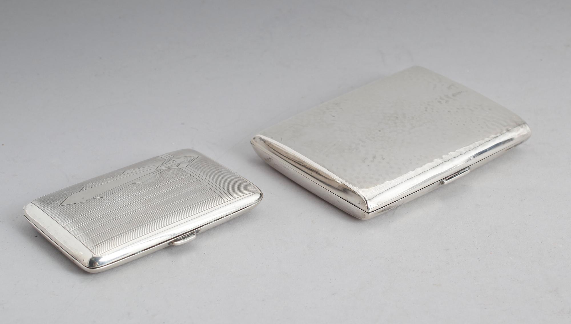 CIGARETTETUIER, 2 st, silver, 1930-/40-tal. Vikt ca 161 gram.