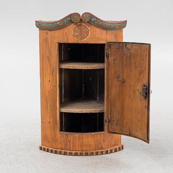 Hörnskåp, allmoge, 1800-tal.