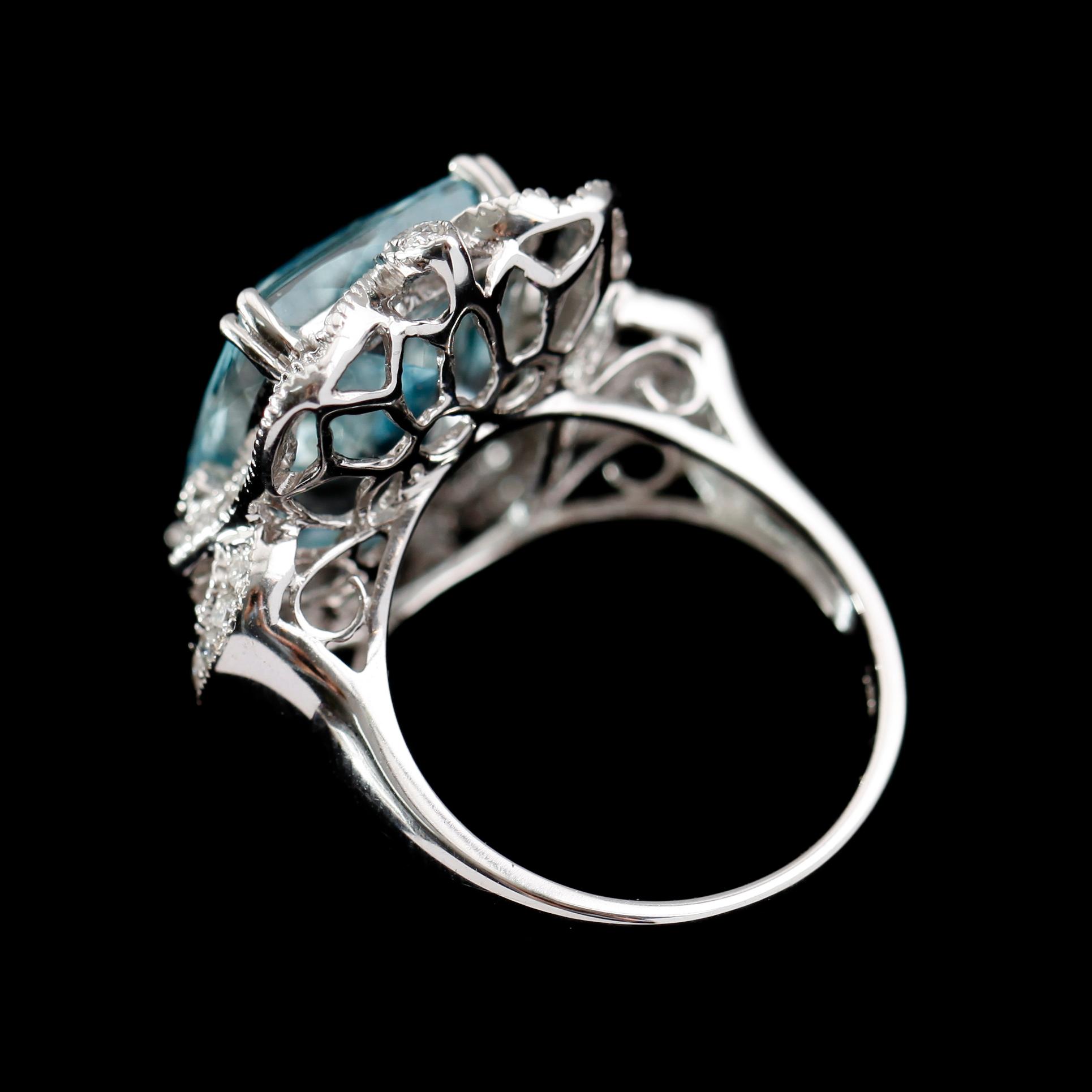 COCKTAILRING, 18 k vitguld, rektangulär fasettslipad akvamarin 8.60 ct, briljantslipade diamanter tot 0.56 ct.
