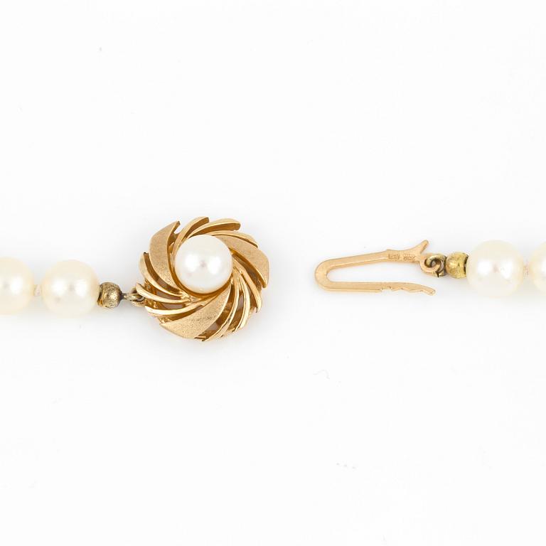 PÄRLCOLLIER, odlade pärlor med 18K guldlås. Vikt  51,5 g.