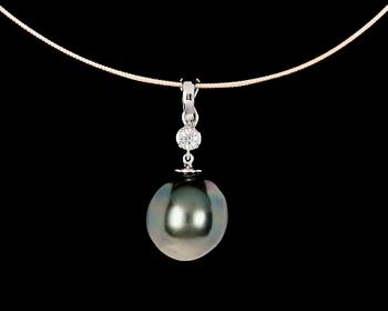 440. PENDANT, cultured Tahiti pearl, app 14,7 mm, brilliant cut diamond, app. 0.15 cts.