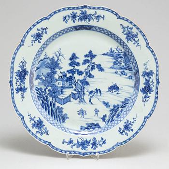 A blue and white serving dish, Qing dynasty, Qianlong (1736-95).