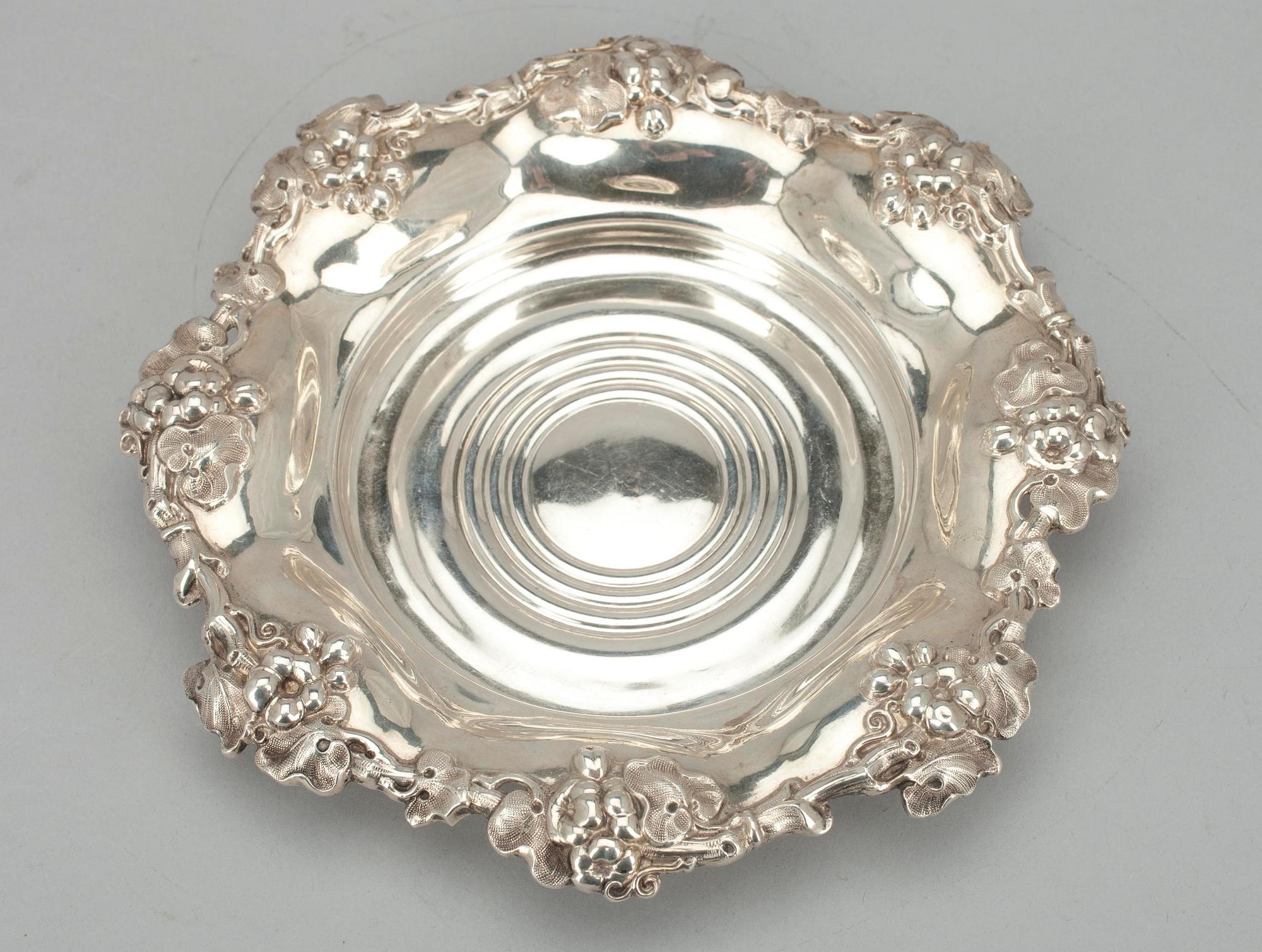 COASTER, silver, Lars Larsson, Göteborg, 1854. Tot. vikt ca 166 g.