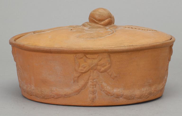 PASTEJFORM med lock. Lergods. Empire, 1800-talets andra kvartal.