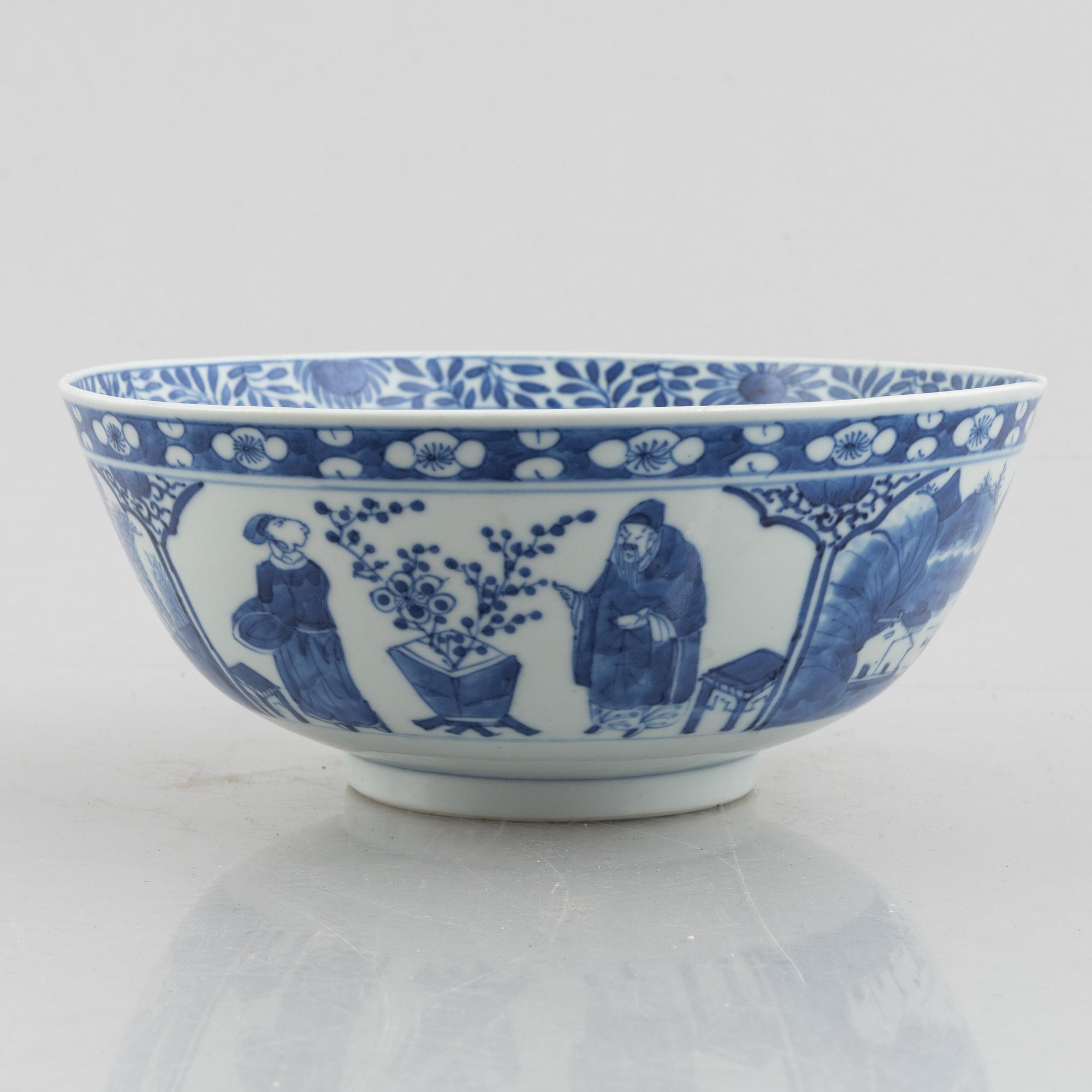 A blue and white bowl and bottle, China, Qing dynasty, 19th century.