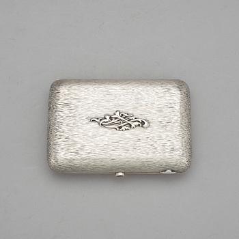 CIGARETTETUI, silver, Nikolay Shepelev, Riga, Lettland. 1902-1919. Vikt ca 325 gram.
