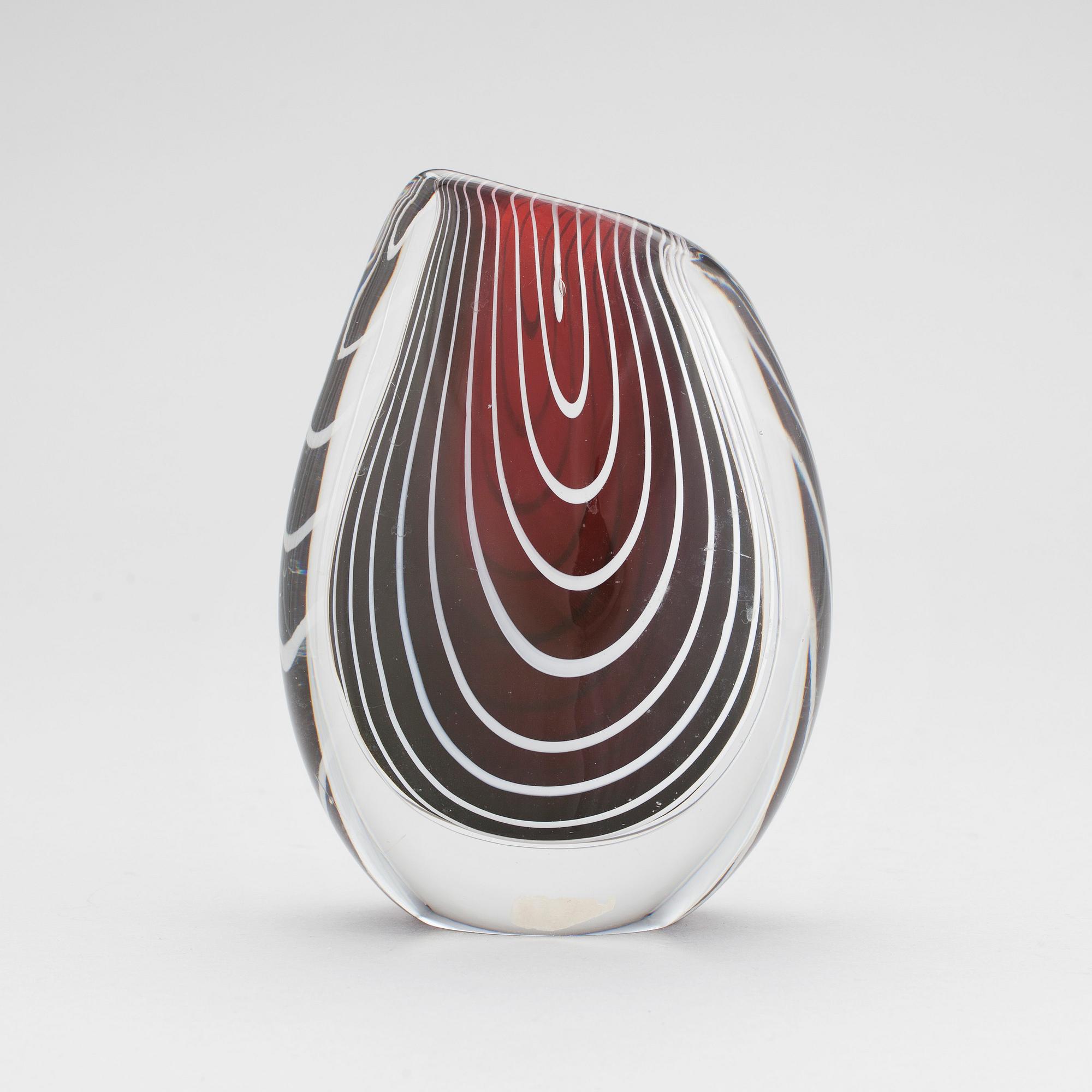 VICKE LINDSTRAND, vas, glas, Kosta. Signerad LH 1115.