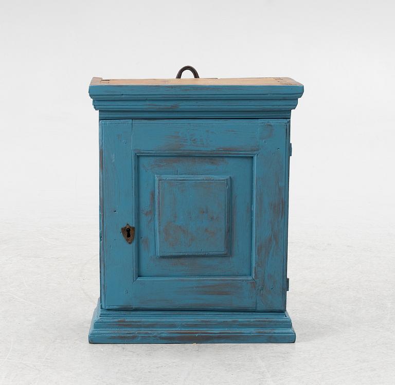 Hängskåp, allmoge, 1800-tal.