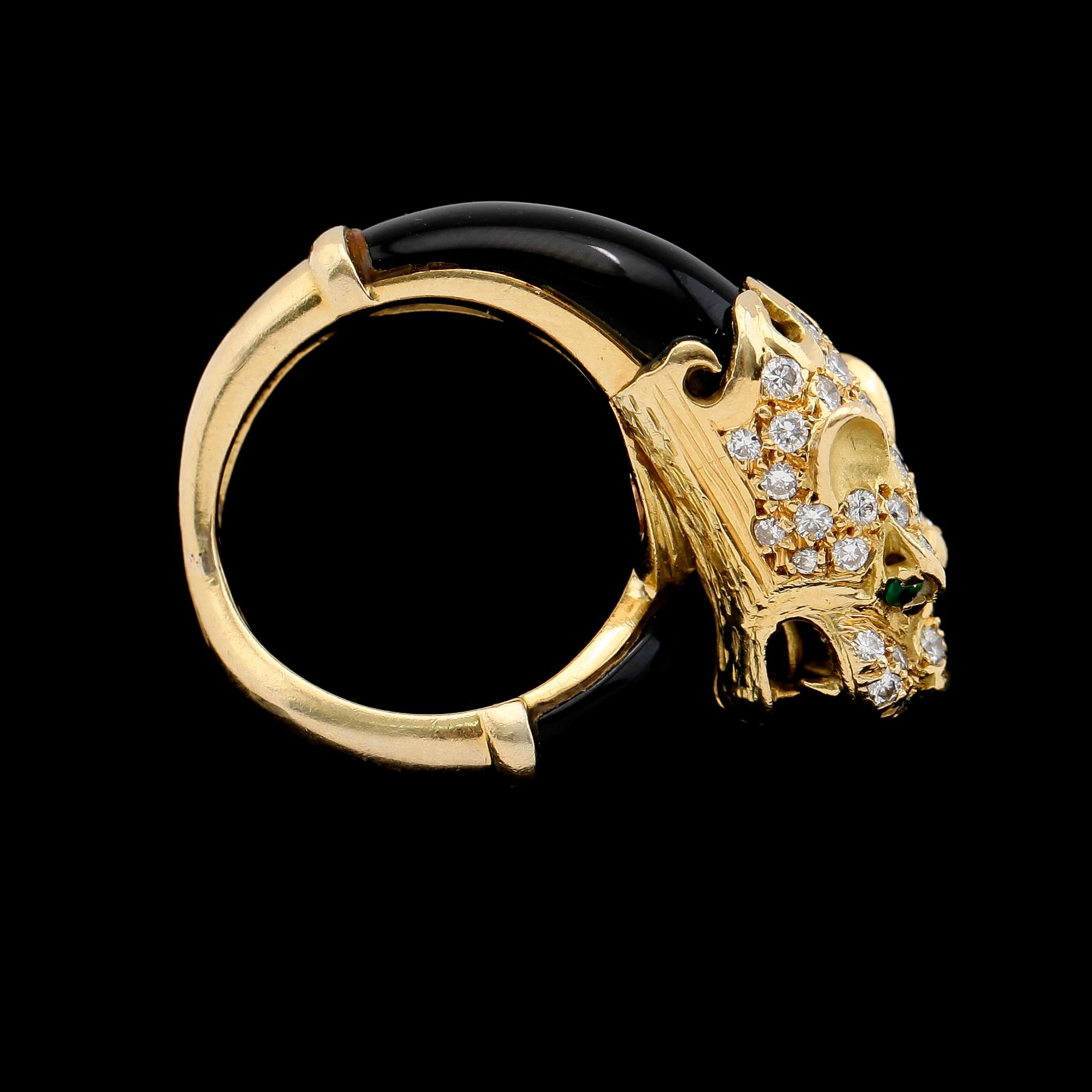 RING, 18K guld, diamanter och smaragd, svart emalj. Total vikt ca 12 g.