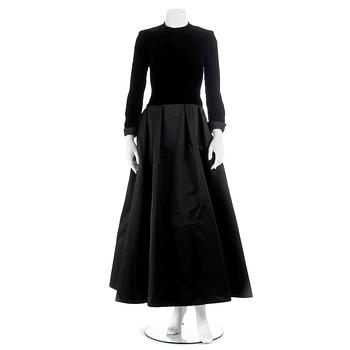 563. FELICITAS ATELJÉ, a baöck velvet and silk evening gown.