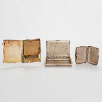 Snusdosa, silver, rysk stämpel AK, omkring 1900, samt cigarettetuier, 2 st, silver, bl.a. Birmingham 1929.