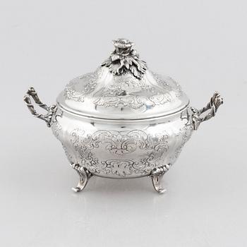Terrin med lock, silver, fransk exportstämpel, rokokostil, omkring 1900.