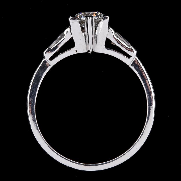 RING, briljantslipade diamant, 0.54 ct samt två trapezslipade diamanter, tot. 0.30 ct.