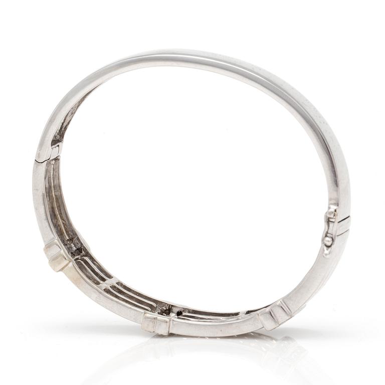 ARMRING med prinsess- och fasettlipade diamanter.