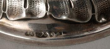 BÄGARE, 2 st, silver, GAB, Stockholm, 1912 och 1927. Vikt 417.