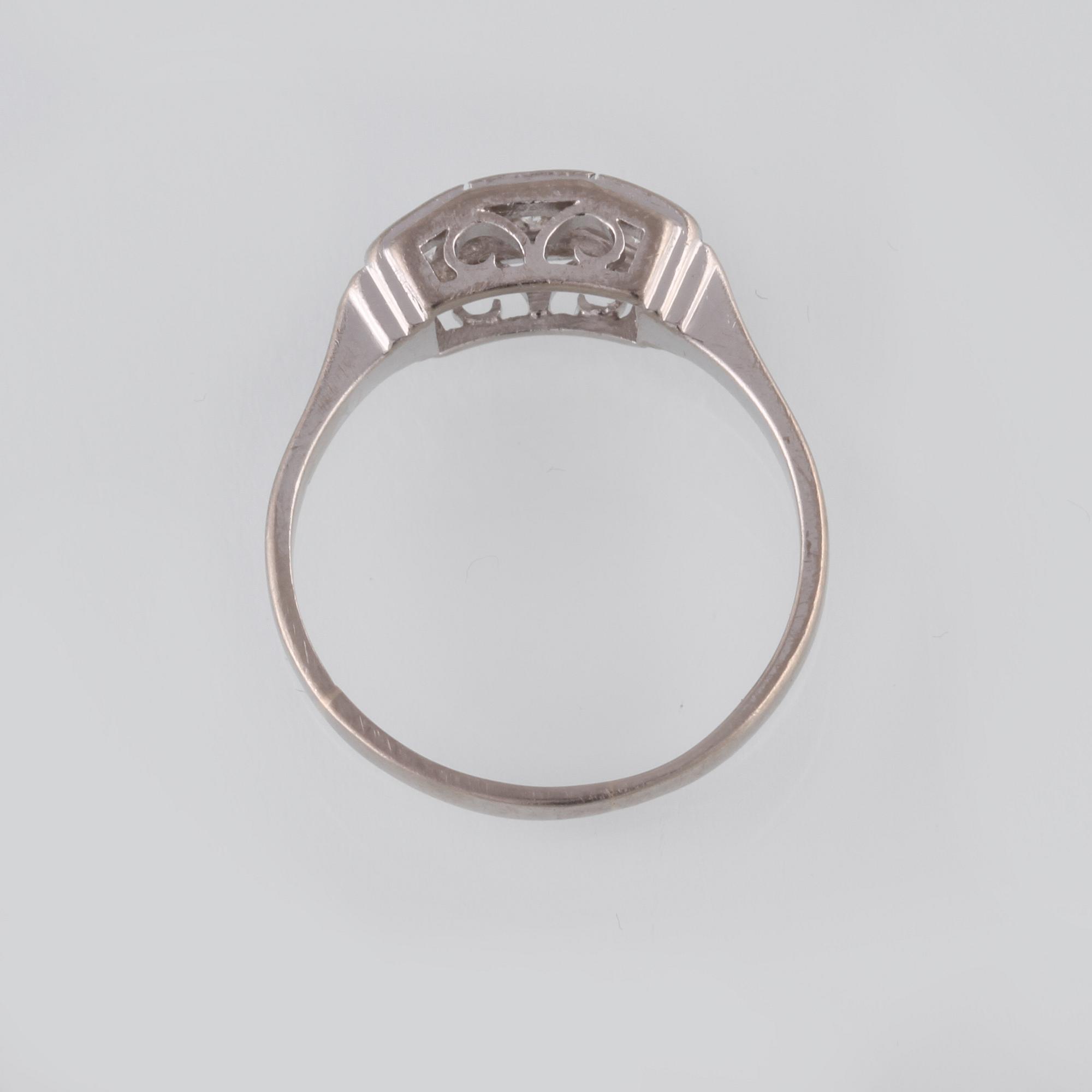 RING, 18K vitguld med 3 briljantslipade diamanter 0.16 ct, kattfotstämplad. Vikt 3,5 gram.