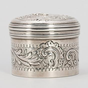 DOSA, silver, London, otydliga mästarstämplar, 1805-6. Vikt ca 147 g.