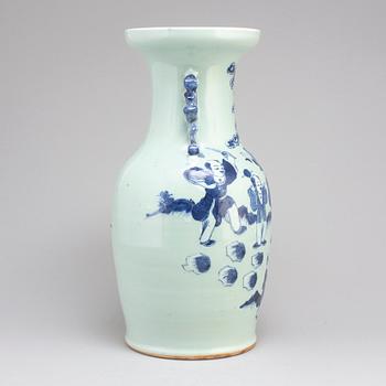 A blue and white vase, Qing dynsty, circa 1900.