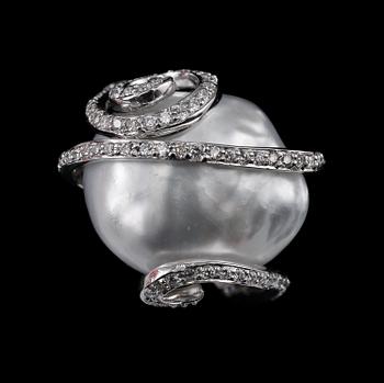 549. RING, briljantslipade diamanter ca 1.10 ct. Barock söderhavspärla ca 17 x 19 mm. Vikt 13 g.
