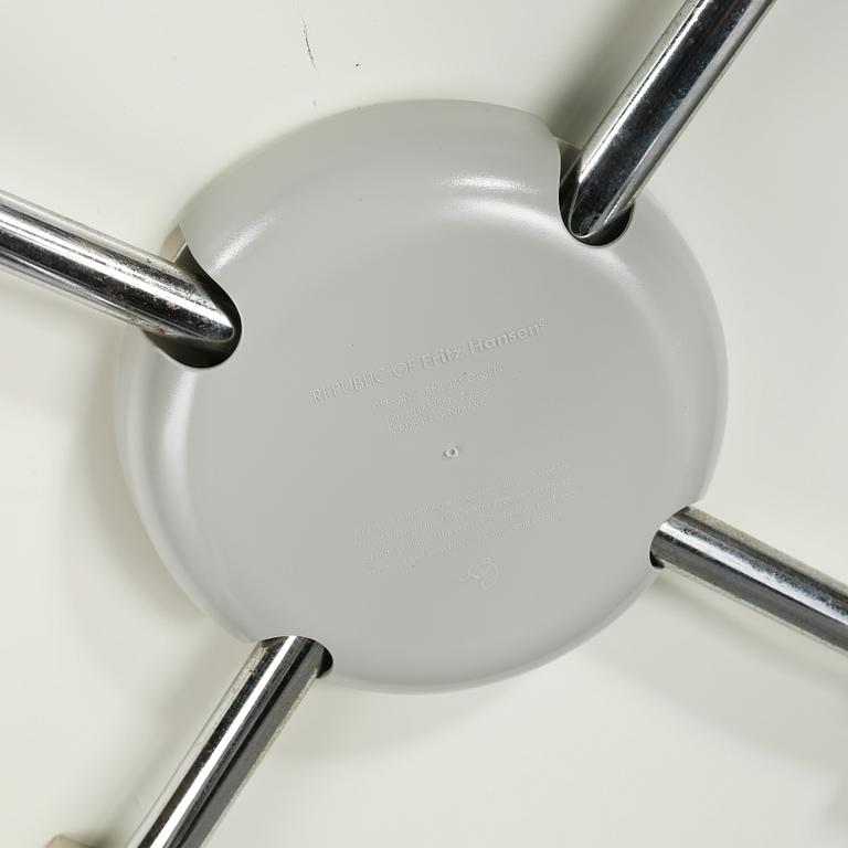 STOLAR, ett par, "Myran", Arne Jacobsen för Fritz Hansen.