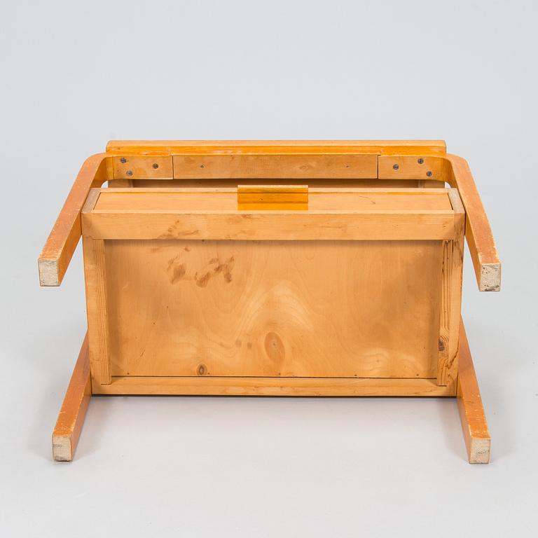 Alvar Aalto, bord / sidobord, modell 87, för O.Y. Huonekalu- ja Rakennustyötehdas A.B. tidigt 1950-tal.