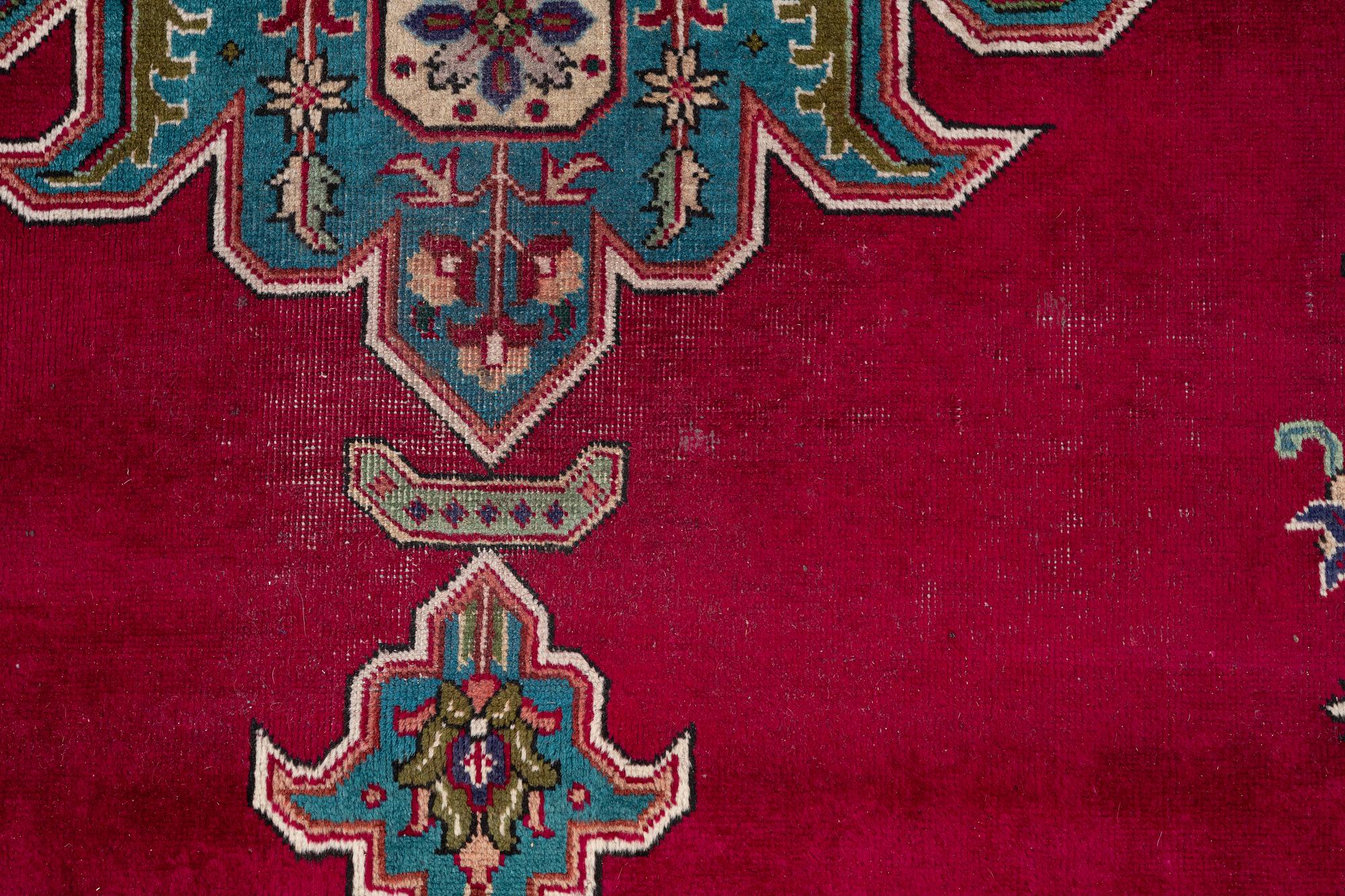Carpet, Tabriz. Approx. 392 x 295 cm.
