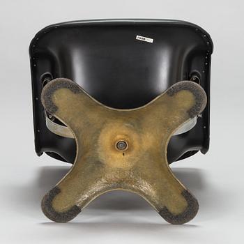 Yrjö Kukkapuro, a  A 1970's  'Carousel' armchair and a "Saturnus" table for Haimi.