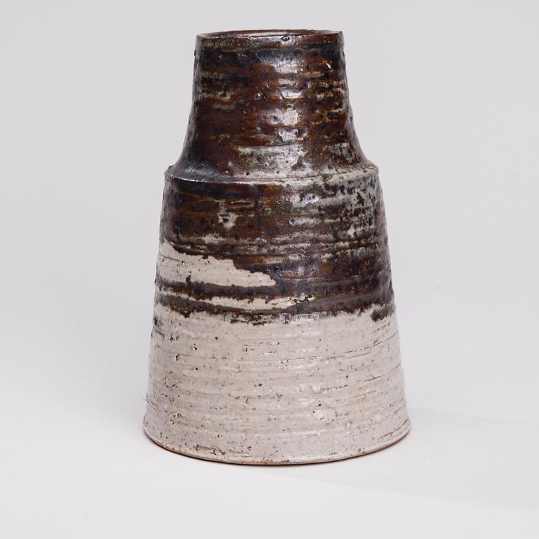 VAS, chamotte, Annikki Hovisaari, signerad AH Arabia.