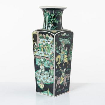 Vas, porslin. Sen Qingdynasti, omkring 1900.