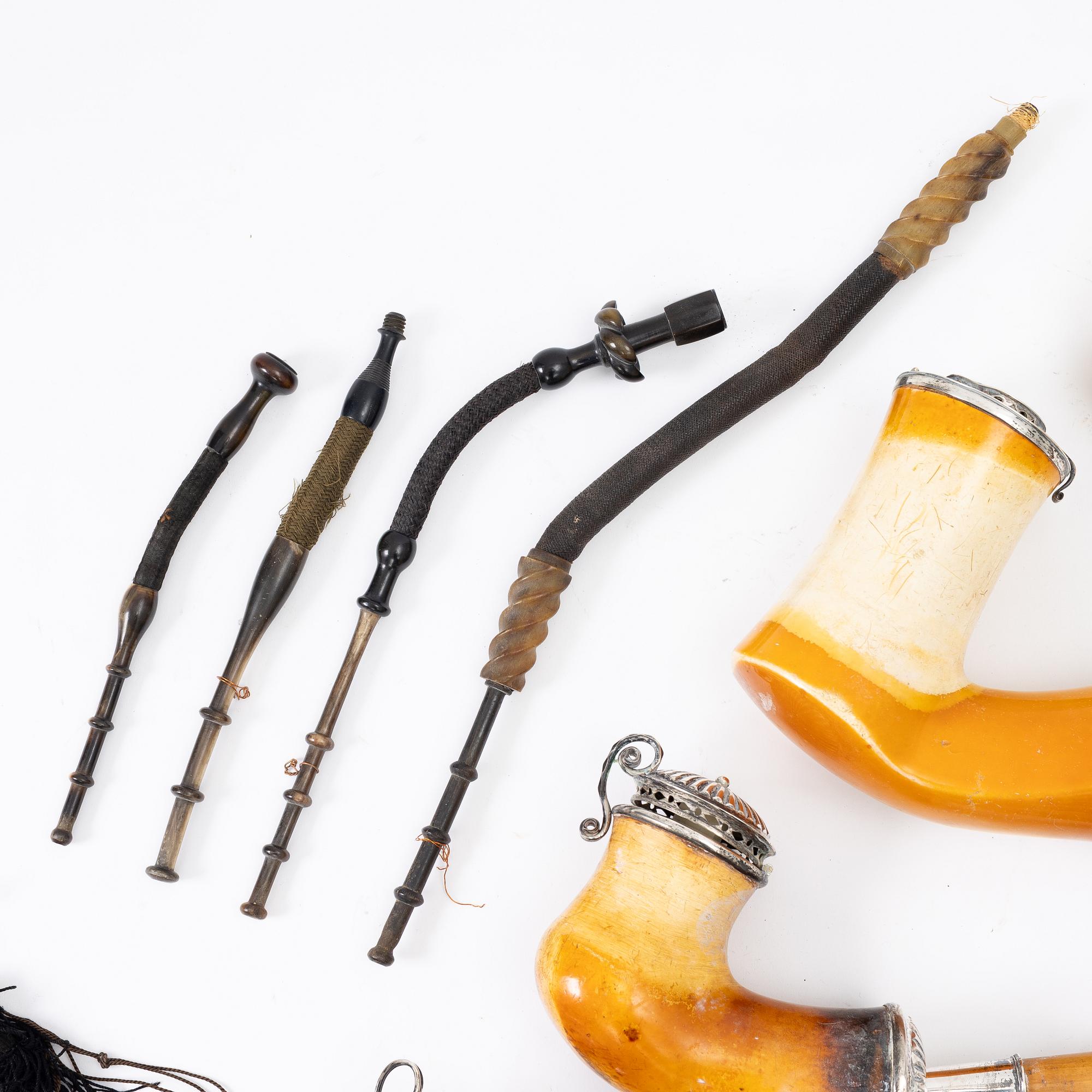 Långpipor, 5 st, silver, ben, horn, och svarvat trä, 1800-tal.