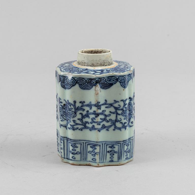 A blue and white tea caddy and a ginger jar, Qing dynasty, circa 1900.