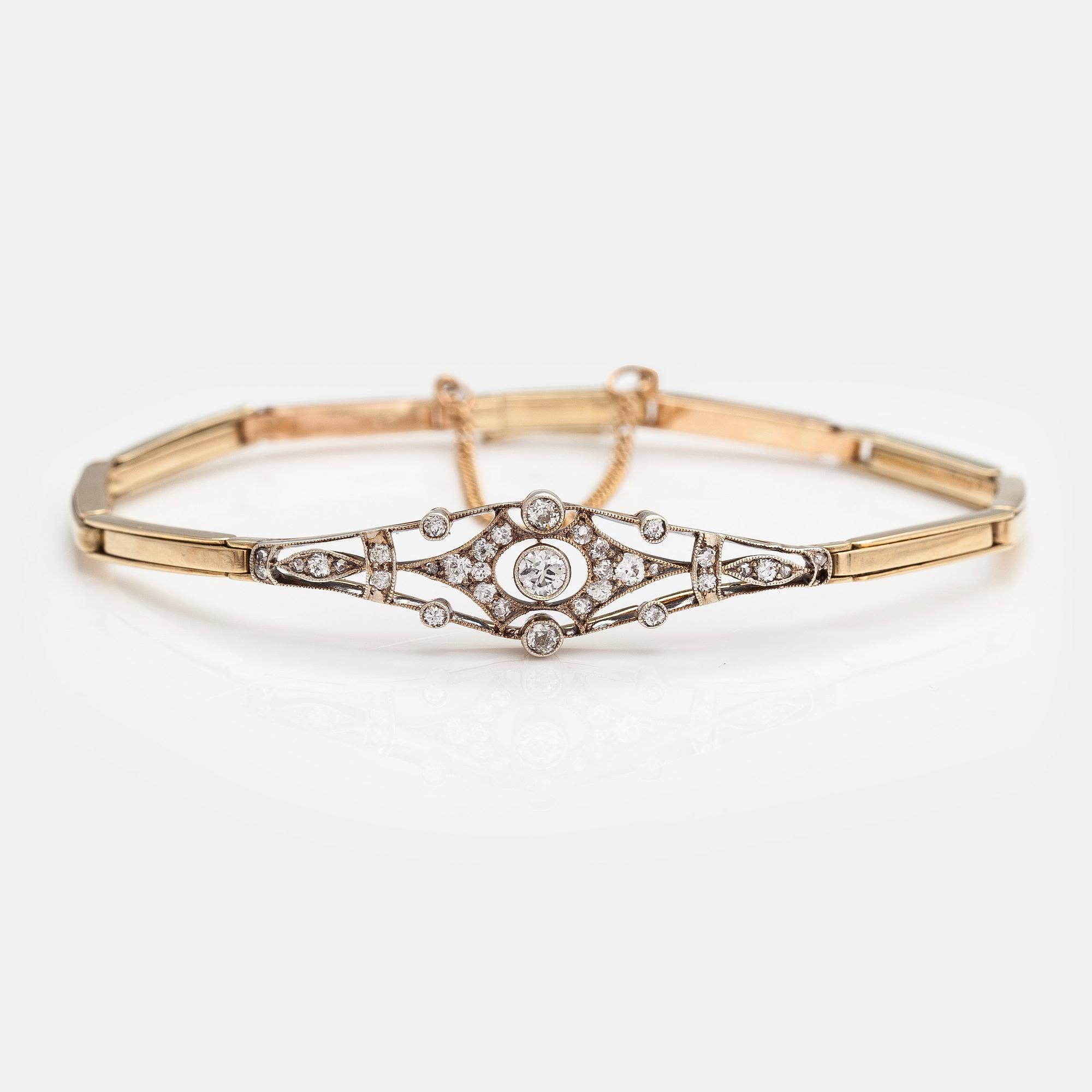 A 14K gold bracelet with old-cut and rose-cut diamonds ca. 1.00 ct in total. St. Petersburg, turn of the 20th century.