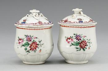 169. CREMEKOPPAR, ett par, porslin. Qing dynastin. Qianlong (1736-95).