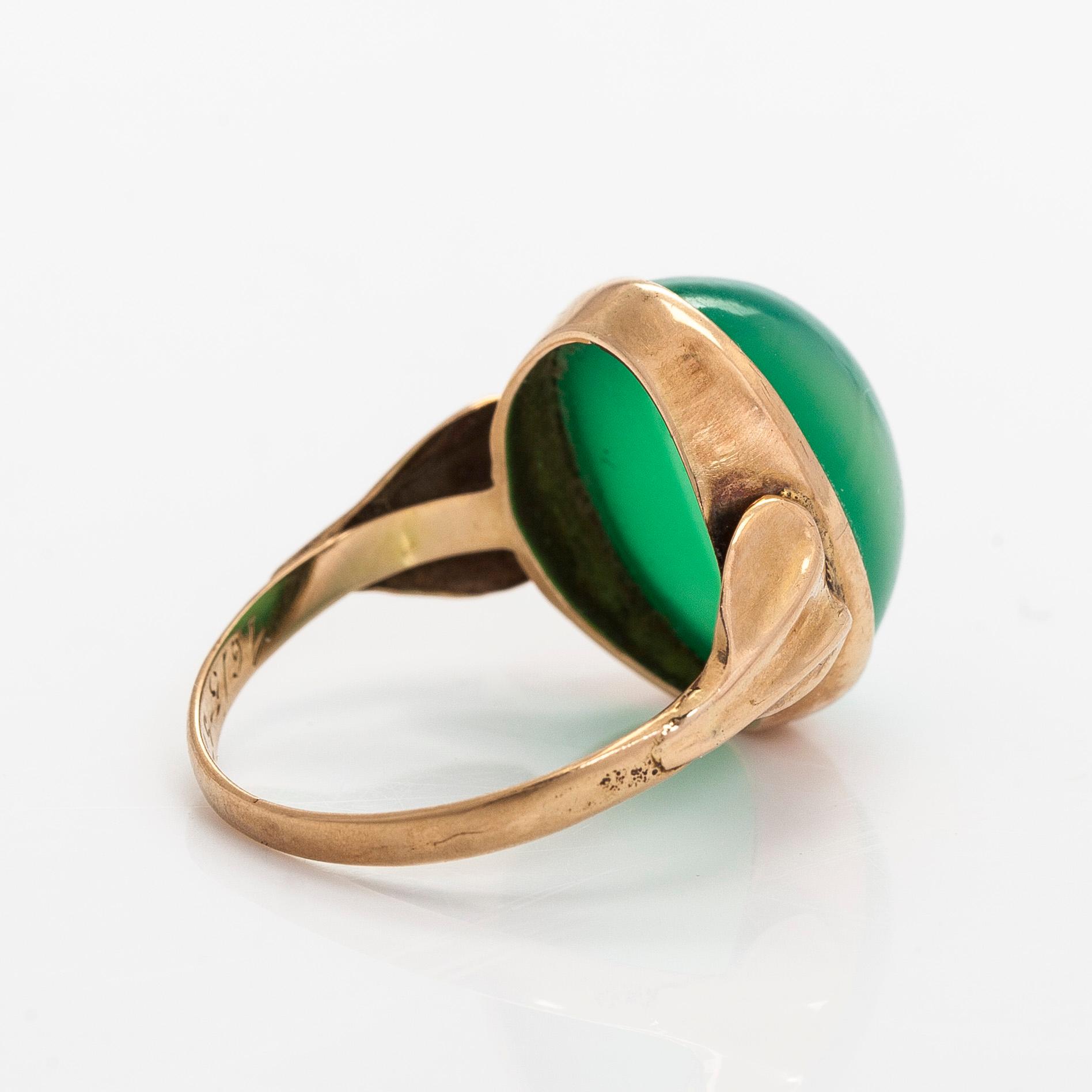 Ring, cabochonslipad krysopras, 14K guld. Niilo Hiltunen, Åbo 1958.