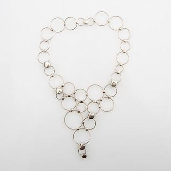 Regitze Overgaard, Collier av silver med slipad onyx, Georg Jensen.