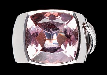 954. RING, Chaumet, fasettslipad morganit med briljantslipade diamanter, tot. ca 0.10 ct.