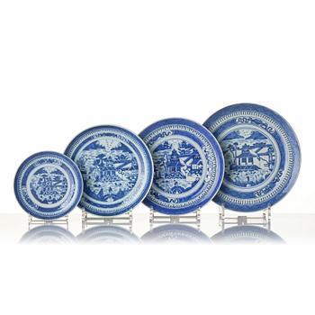 Servisdelar, 18 stycken, porslin. Qingdynastin, omkring 1900.