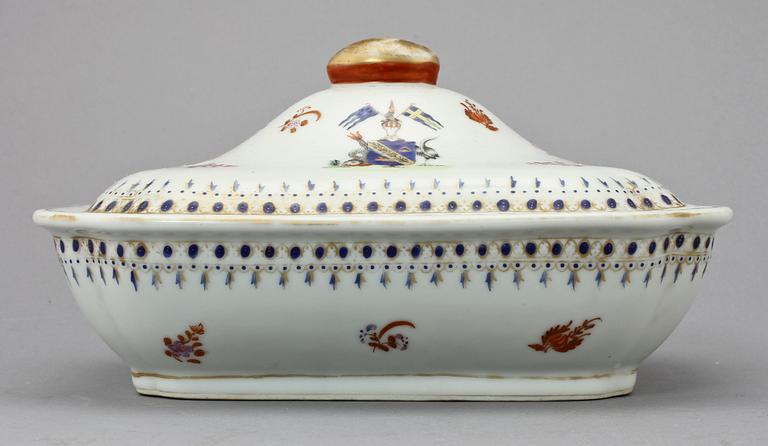 KAROTT MED LOCK, porslin, Samson, 1900-tal.