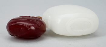 SNUSFLASKOR, 2 st, glas respektive nefrit, Kina.