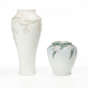 Vaser, ett par, porslin, bl a Nils Lundström, Jugend, Rörstrand, omkring år 1900.