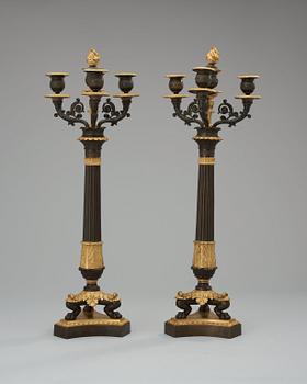 KANDELABRAR, för fyra ljus, ett par. Frankrike, 1800-tal. Empire.