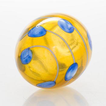 OIVA TOIKKA, An annual glass bird with its egg, year 2004, both signed O. Toikka Nuutajärvi, the egg numbered 207/750.