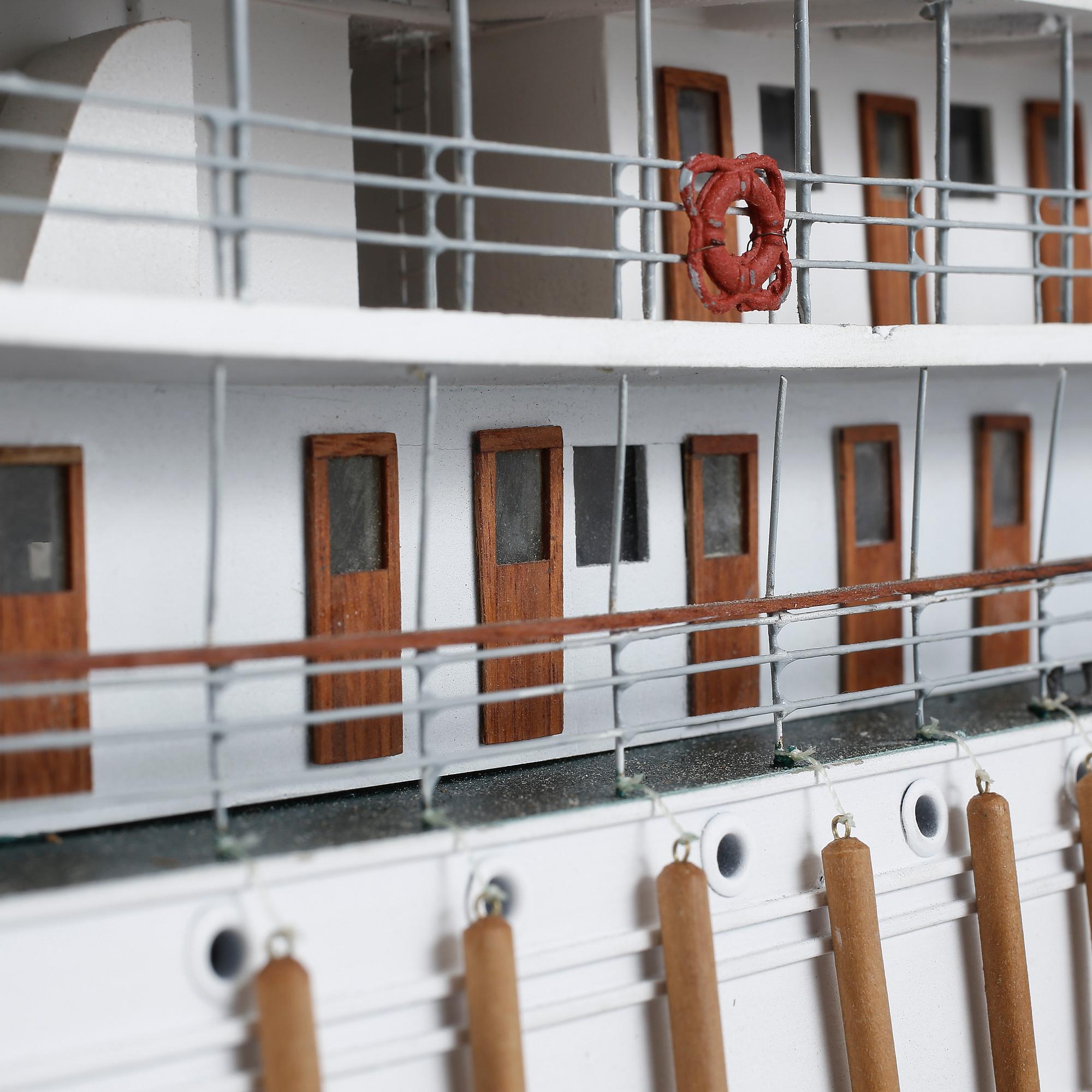 FARTYGSMODELL, 2000-tal. Föreställande Juno, i trafik på Göta Kanal.