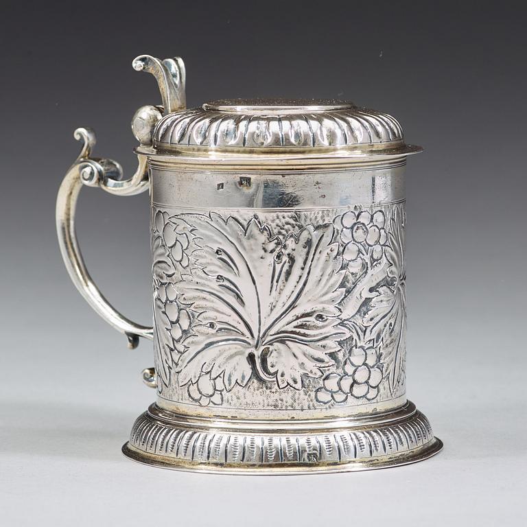 A German 17th century parcel-gilt tankard, mark of Abraham Grill, Augsurg (1672-1682).