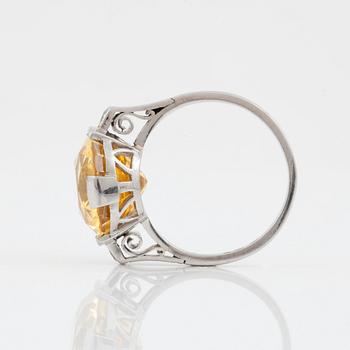 RING med gul safir, ca 13.50 ct, samt briljantslipade diamanter totalt ca 0.10 ct.