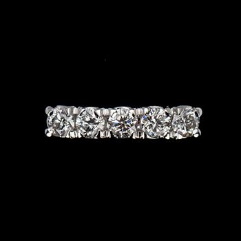 ALLIANSRING, vitguld 18K, 5 briljantslipade diamanter, tot. 0,60 ct. Vikt 4,5 g. Intyg.