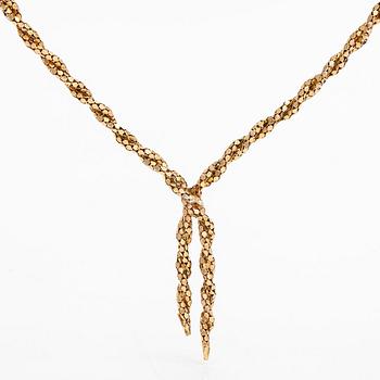 An 18K gold necklace.