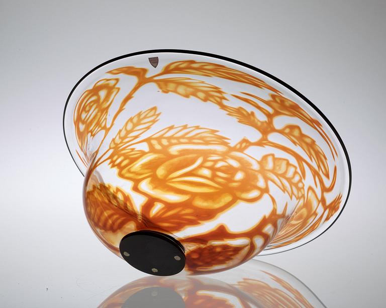 An Eva Englund 'Graal' glass bowl, Orrefors 1978.